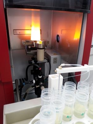 Equipamiento de análisis por absorción atómica.